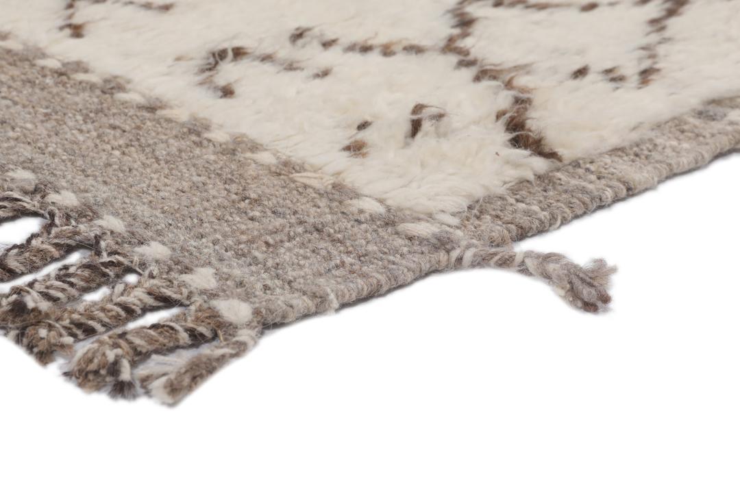 Een handgeknoopt kleed in Berberstijl uit Afghanistan met een neutraal beige en bruin geometrisch patroon.