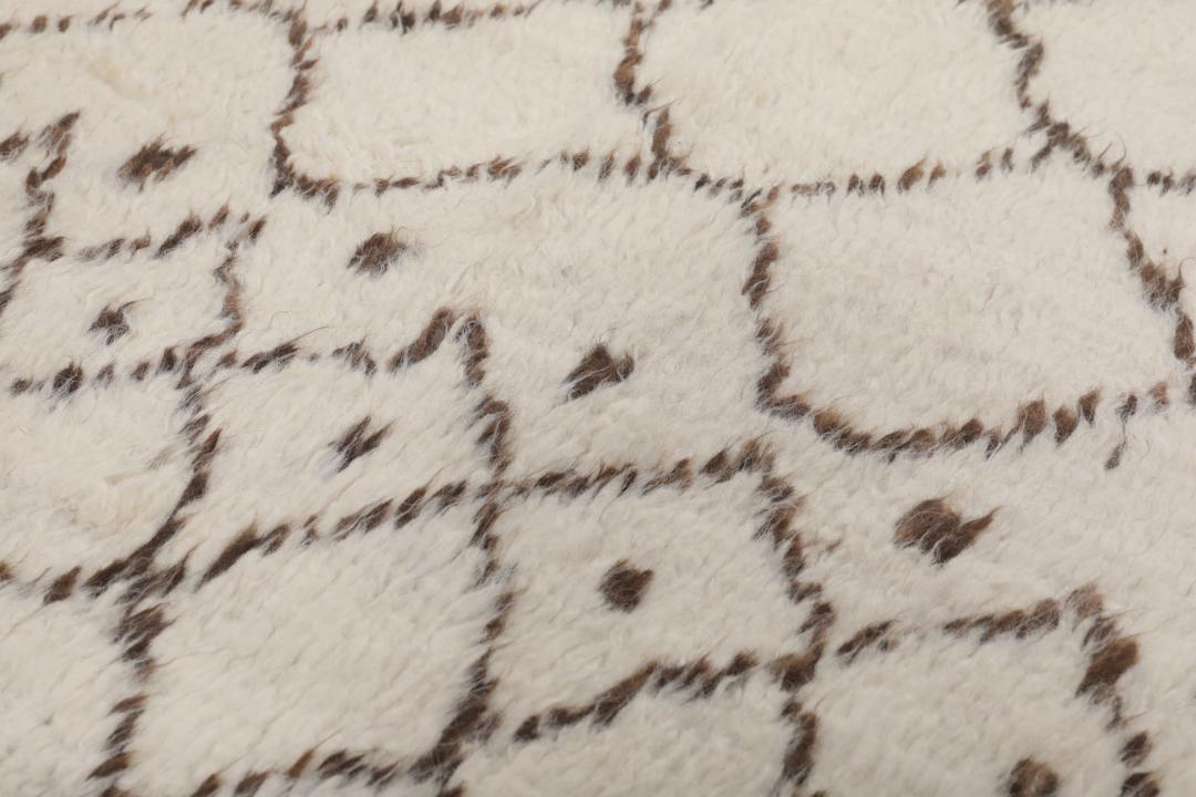 Een handgeknoopt kleed in Berberstijl uit Afghanistan met een neutraal beige en bruin geometrisch patroon.