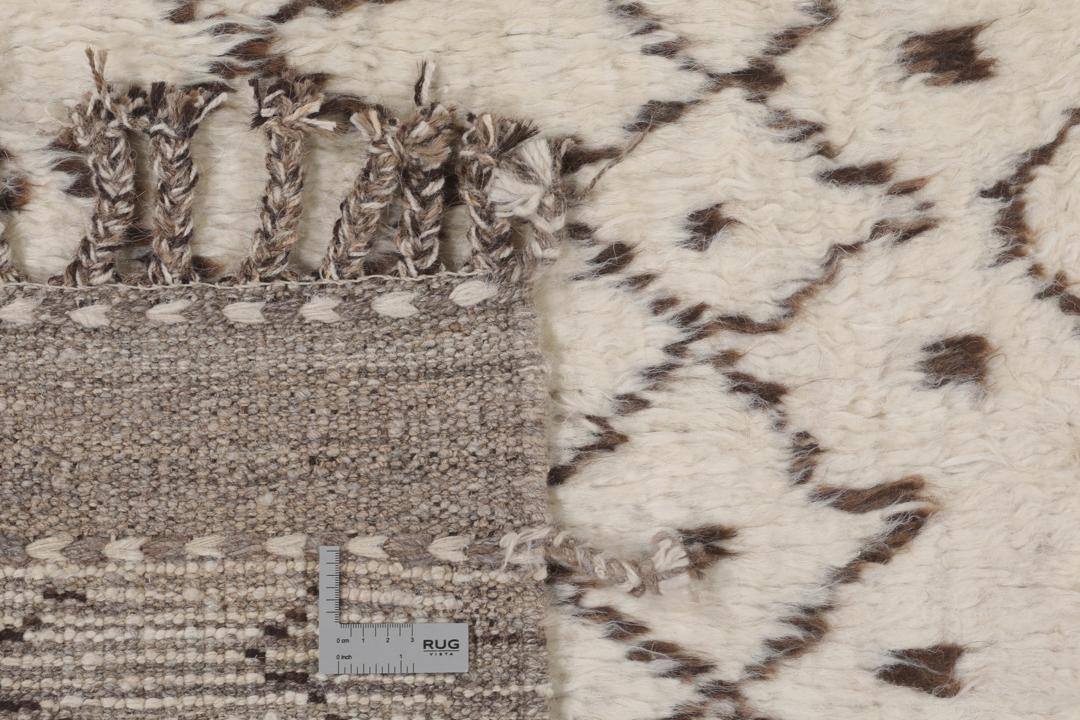 Een handgeknoopt kleed in Berberstijl uit Afghanistan met een neutraal beige en bruin geometrisch patroon.