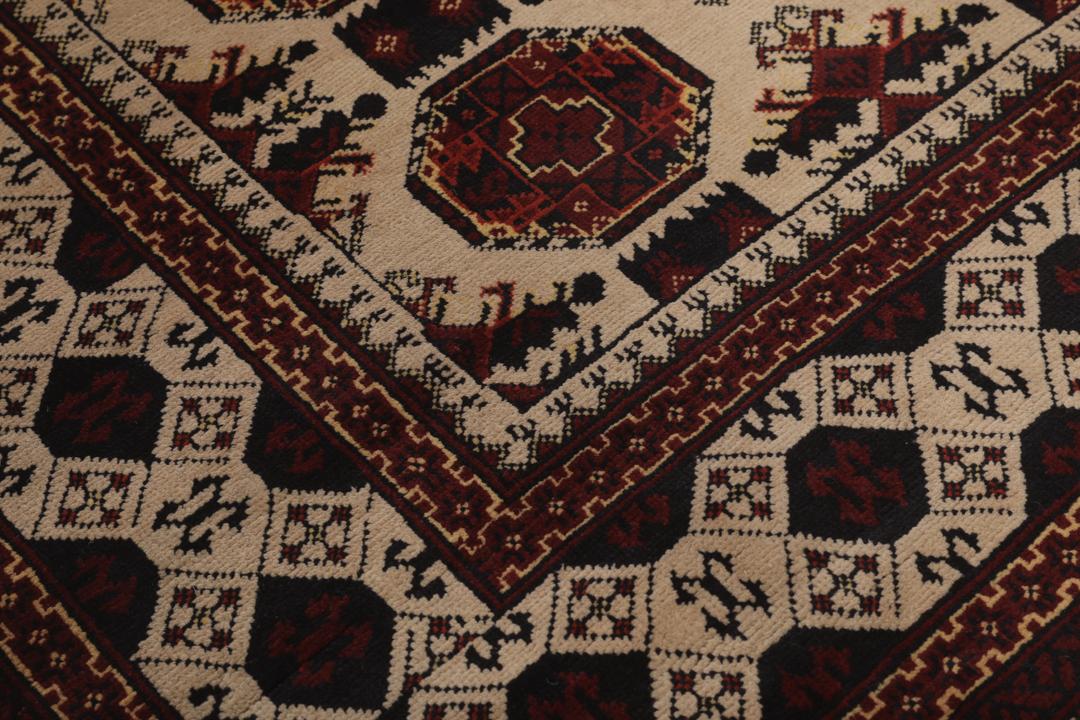 Tapis Kunduz noué à la main originaire d'Afghanistan dans des tons rouge et beige