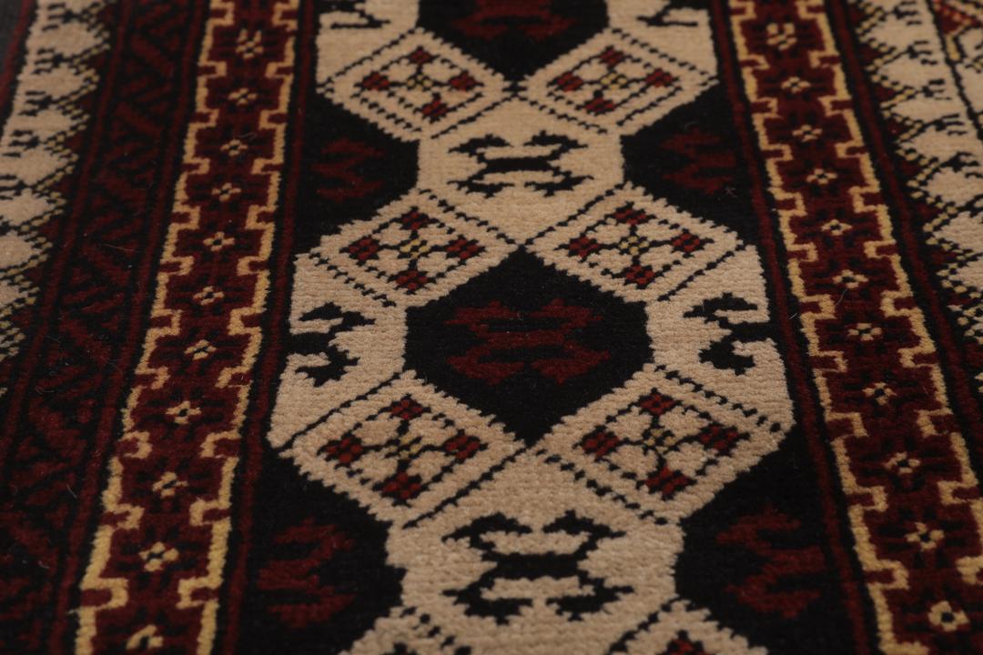 Tapis Kunduz noué à la main originaire d'Afghanistan dans des tons rouge et beige