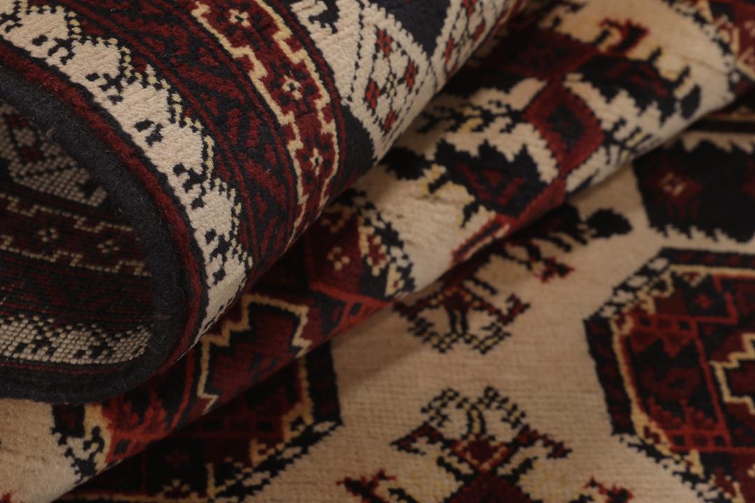 Tapis Kunduz noué à la main originaire d'Afghanistan dans des tons rouge et beige