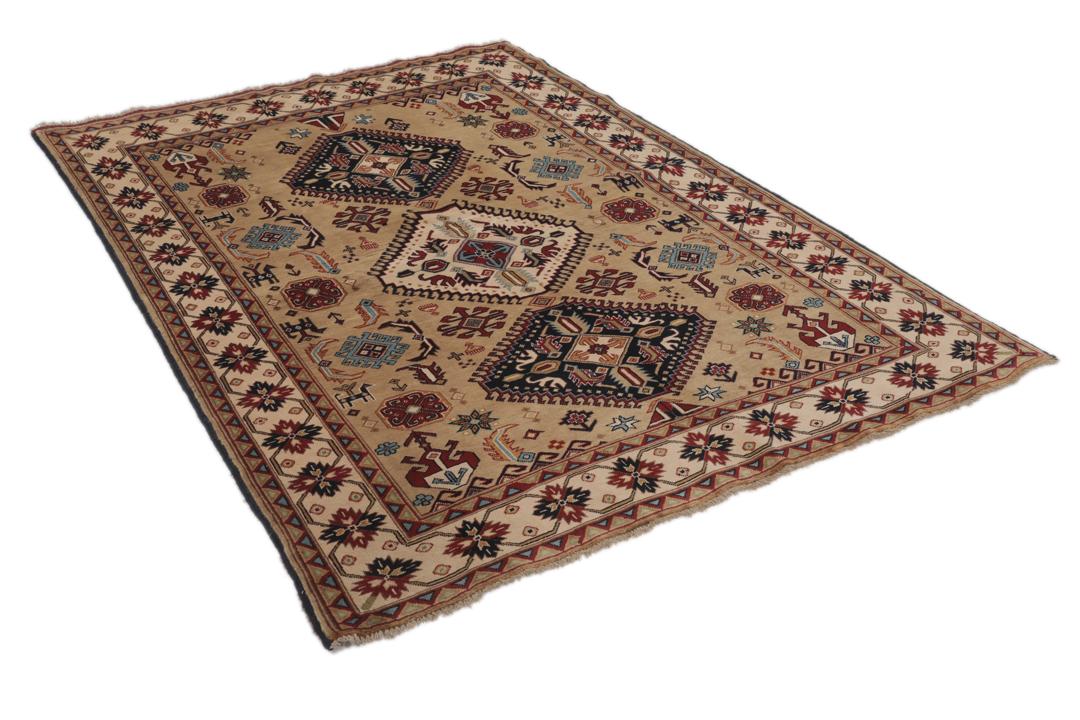 Håndknyttet afghansk tæppe i beige med traditionelle geometriske mønstre og medaljoner.