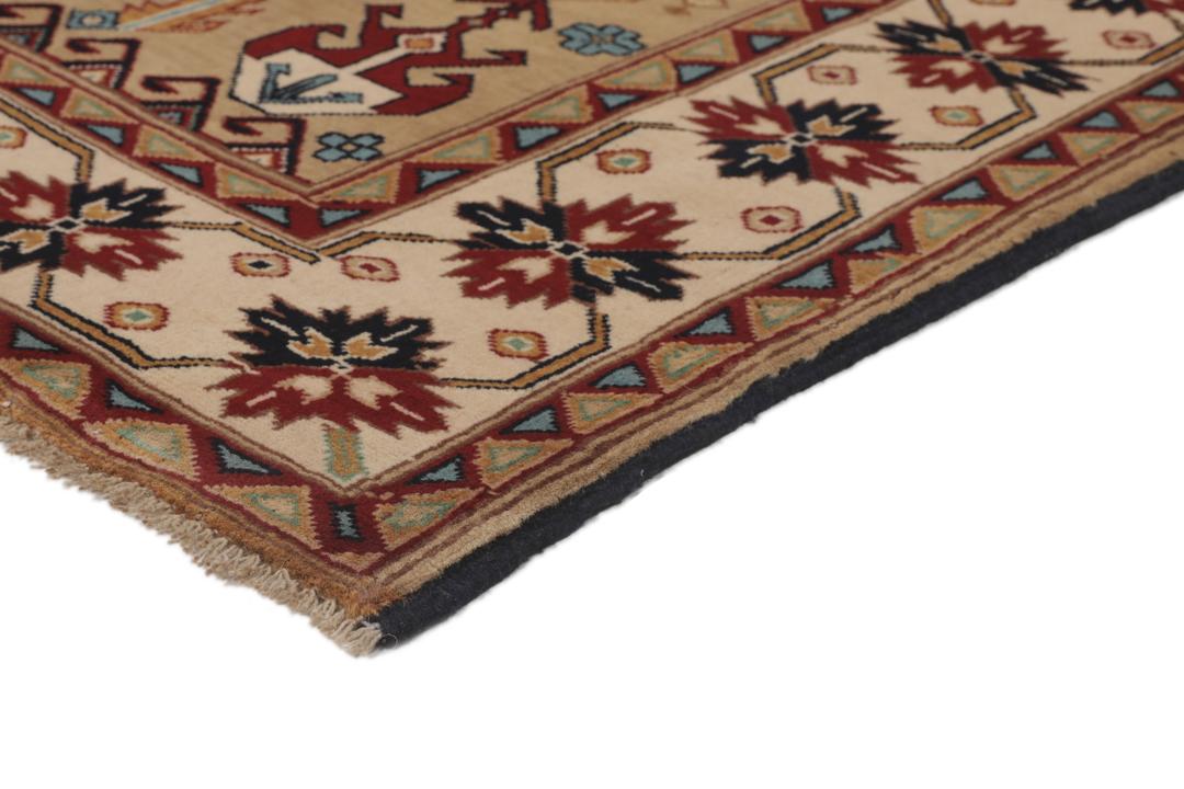 Håndknyttet afghansk tæppe i beige med traditionelle geometriske mønstre og medaljoner.