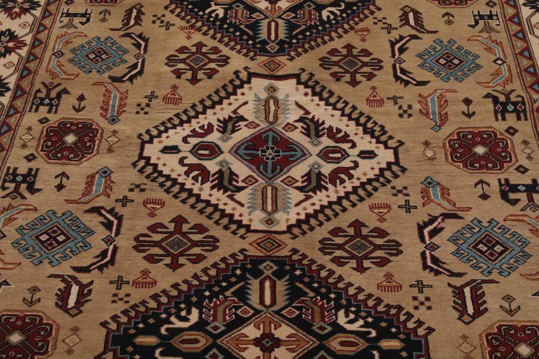Håndknyttet afghansk tæppe i beige med traditionelle geometriske mønstre og medaljoner.