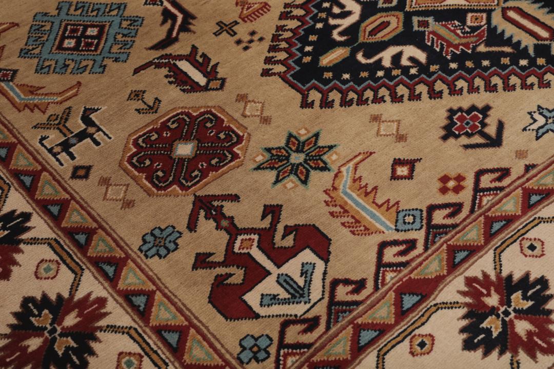Håndknyttet afghansk tæppe i beige med traditionelle geometriske mønstre og medaljoner.