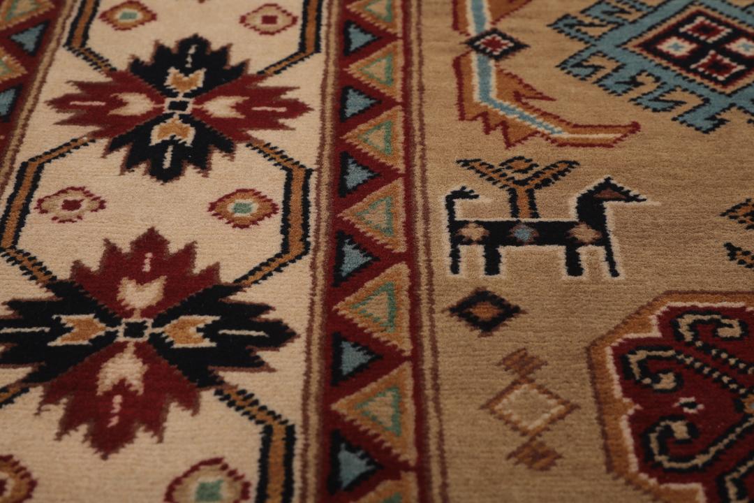 Håndknyttet afghansk tæppe i beige med traditionelle geometriske mønstre og medaljoner.