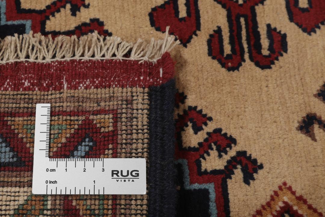 Håndknyttet afghansk tæppe i beige med traditionelle geometriske mønstre og medaljoner.