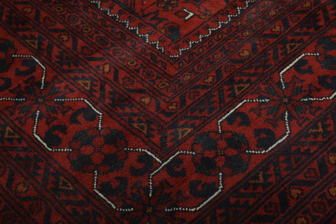 Handgeknoopt Afghaans Kunduz-tapijt in donkerrood met geometrische medaillonpatronen
