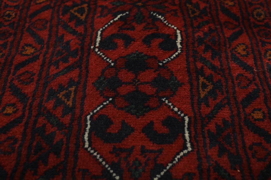 Handgeknoopt Afghaans Kunduz-tapijt in donkerrood met geometrische medaillonpatronen