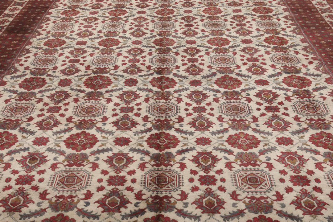 A hand-knotted Kunduz rug from Afghanistan with a red and beige colour palette.