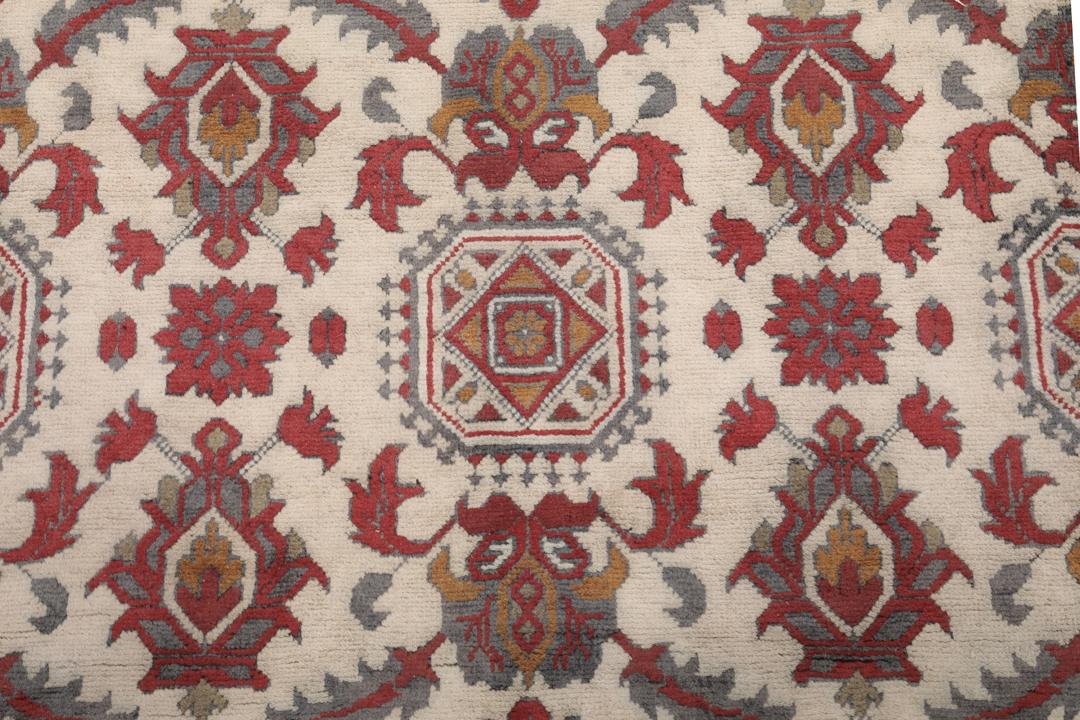 A hand-knotted Kunduz rug from Afghanistan with a red and beige colour palette.