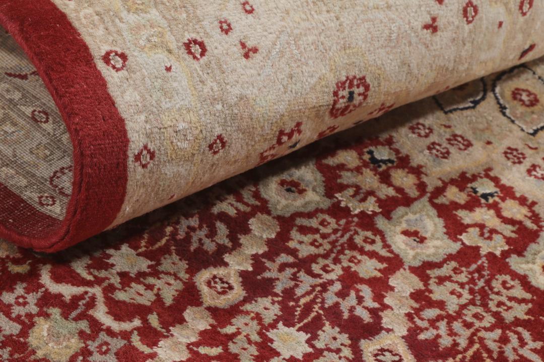 Ręcznie tkany dywan Tabriz z głębokim czerwonym medalionem centralnym i beżową bordiurą z Indii.