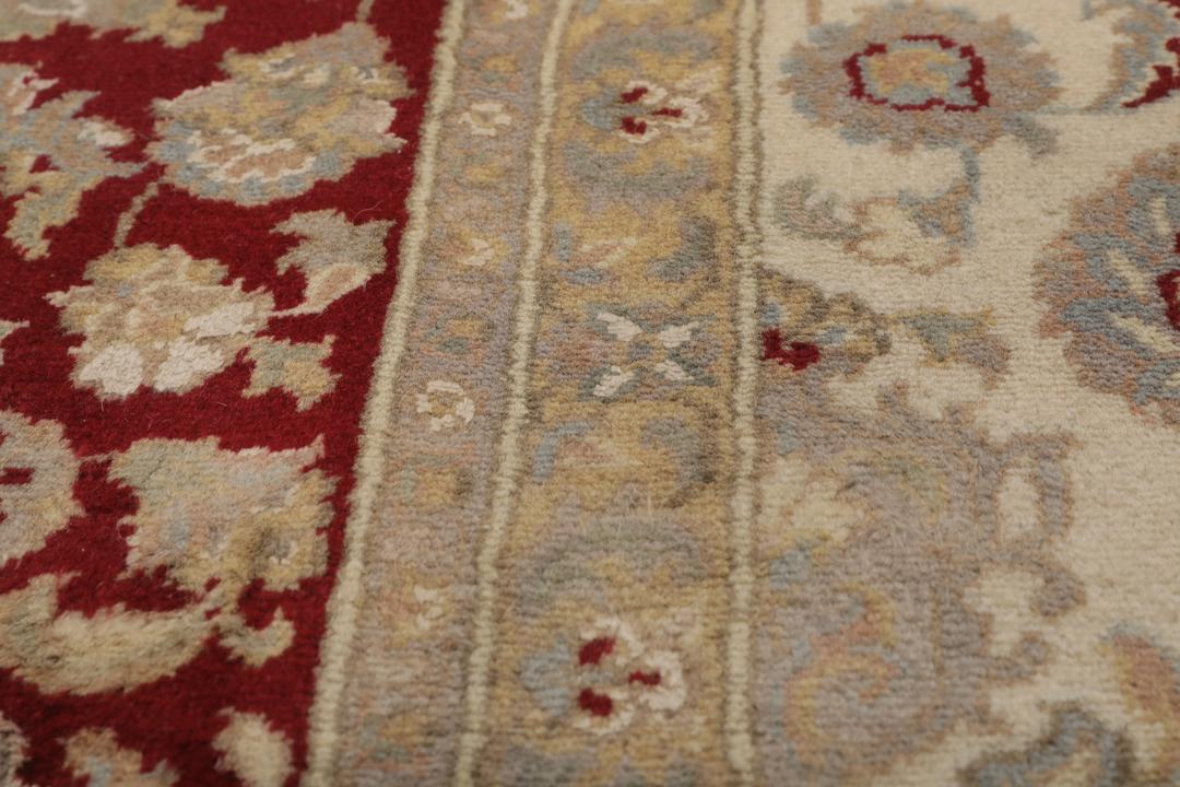 Ręcznie wiązany dywan Tabriz z Indii z dużym medalionem na kremowym tle i wyraźną czerwoną bordiurą.