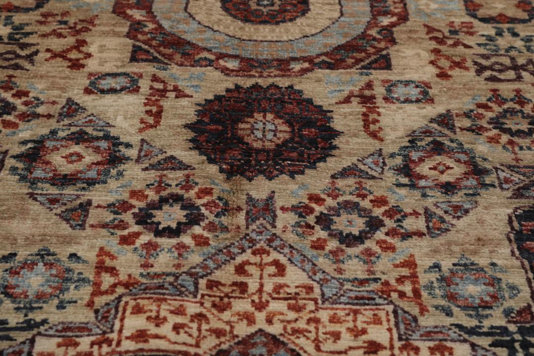 Håndknyttet Mamluk-tæppe fra Afghanistan med et beige og flerfarvet geometrisk design