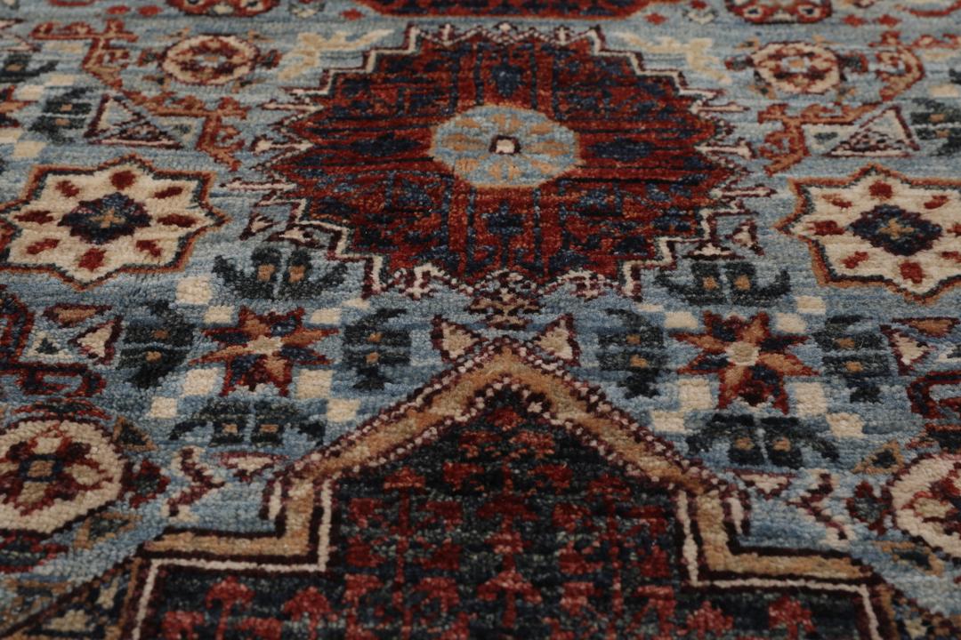 Et håndknyttet Mamluk-tæppe fra Afghanistan med et rødt og blåt geometrisk mønster.