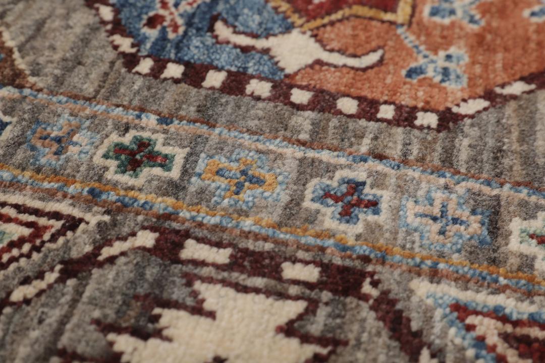 Un runner Ziegler Ariana înnodat manual din Afganistan, de culoare gri, cu medalioane geometrice.