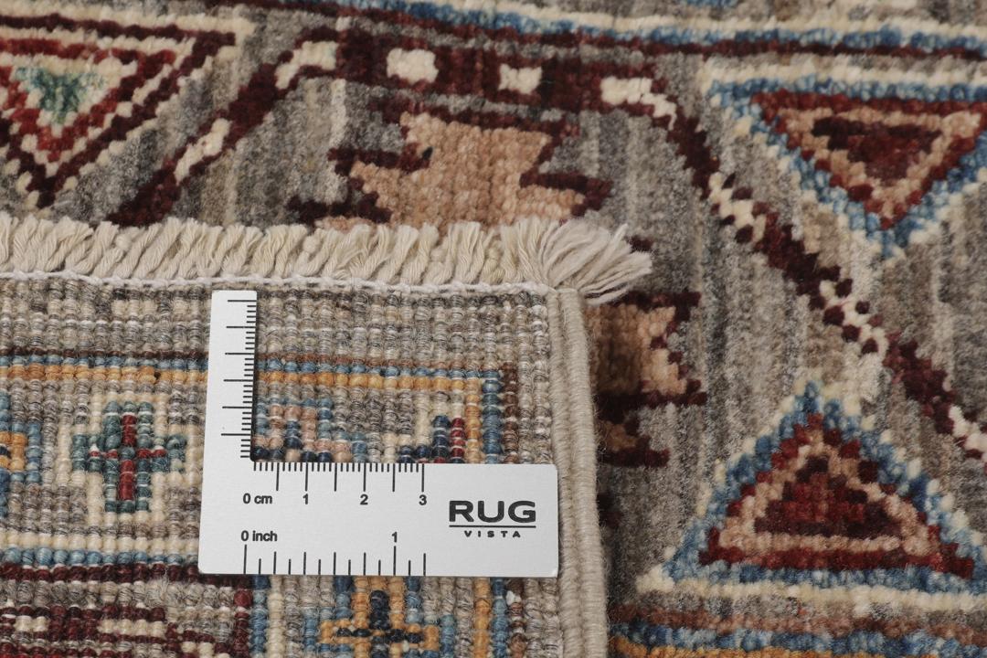 Un runner Ziegler Ariana înnodat manual din Afganistan, de culoare gri, cu medalioane geometrice.