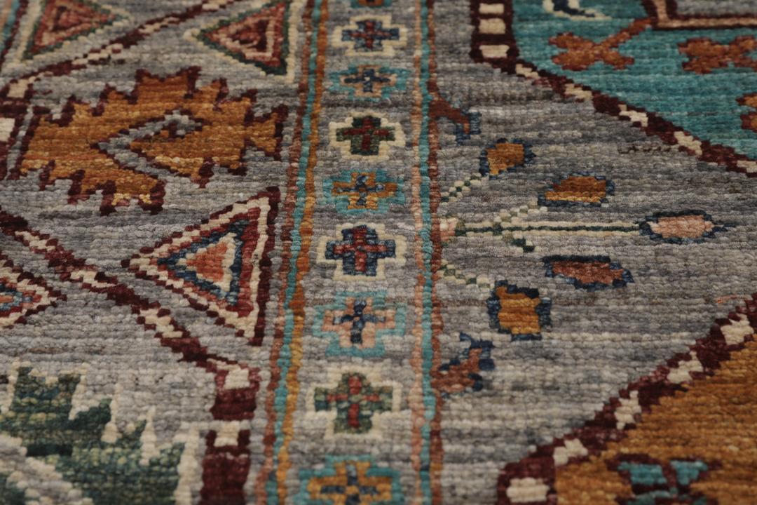 Håndknyttet uldløber fra Afghanistan med geometriske medaljoner på en grå baggrund