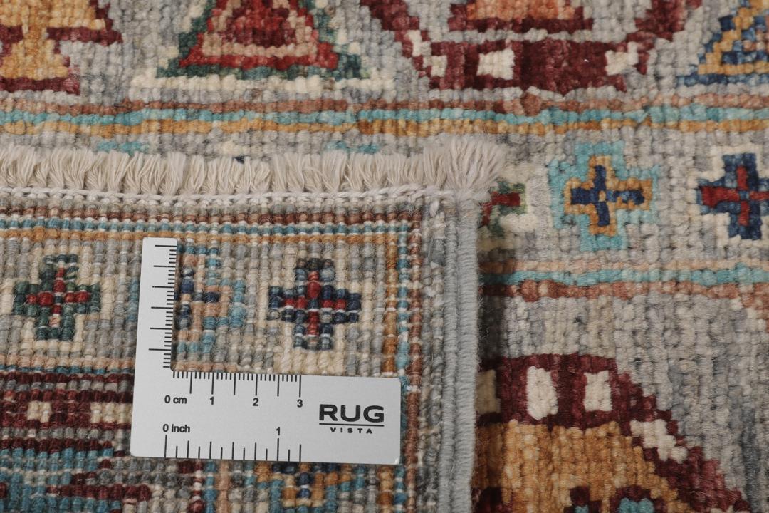 Håndknyttet uldløber fra Afghanistan med geometriske medaljoner på en grå baggrund