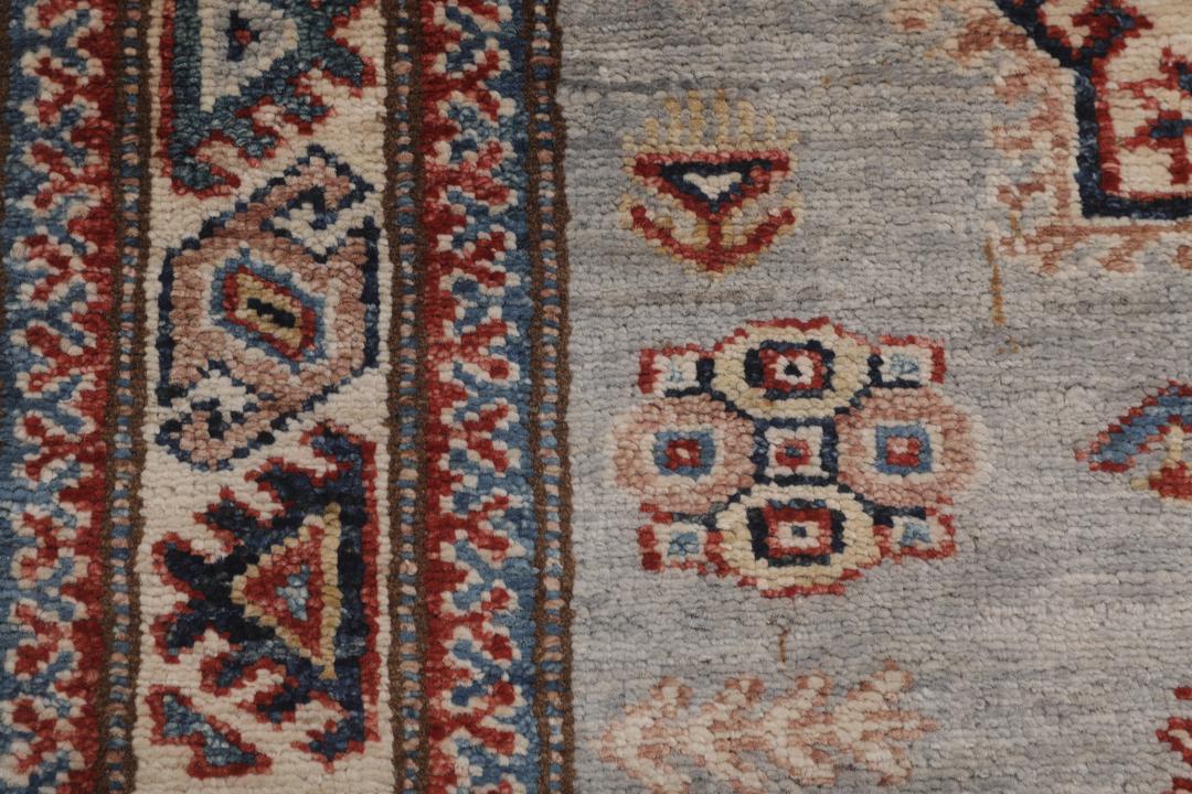 Met de hand geknoopte Kazak loper uit het Midden-Oosten met geometrische medaillons in grijze en rode tinten