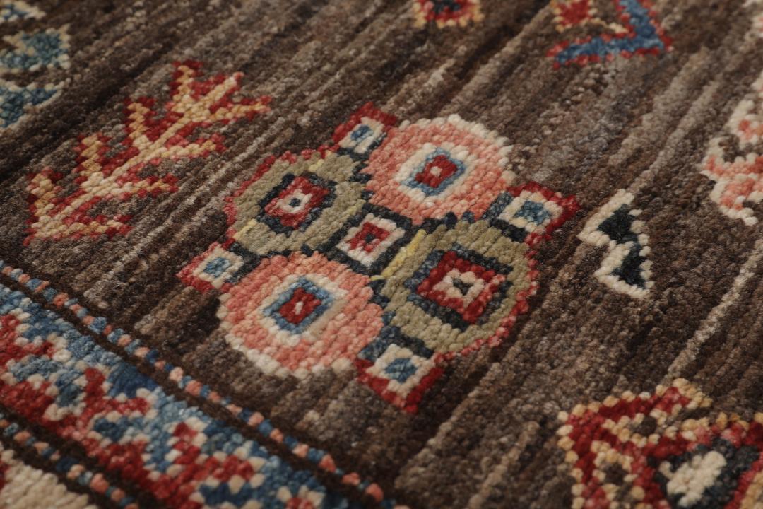 Handgeknoopte Afghaanse Kazak-loper met een bruin veld en geometrische medaillons