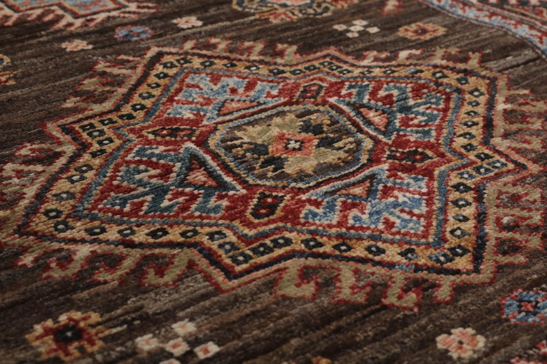 Handgeknoopte Afghaanse Kazak-loper met een bruin veld en geometrische medaillons