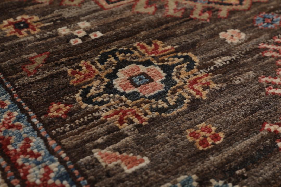 Handgeknoopte Afghaanse Kazak-loper met een bruin veld en geometrische medaillons
