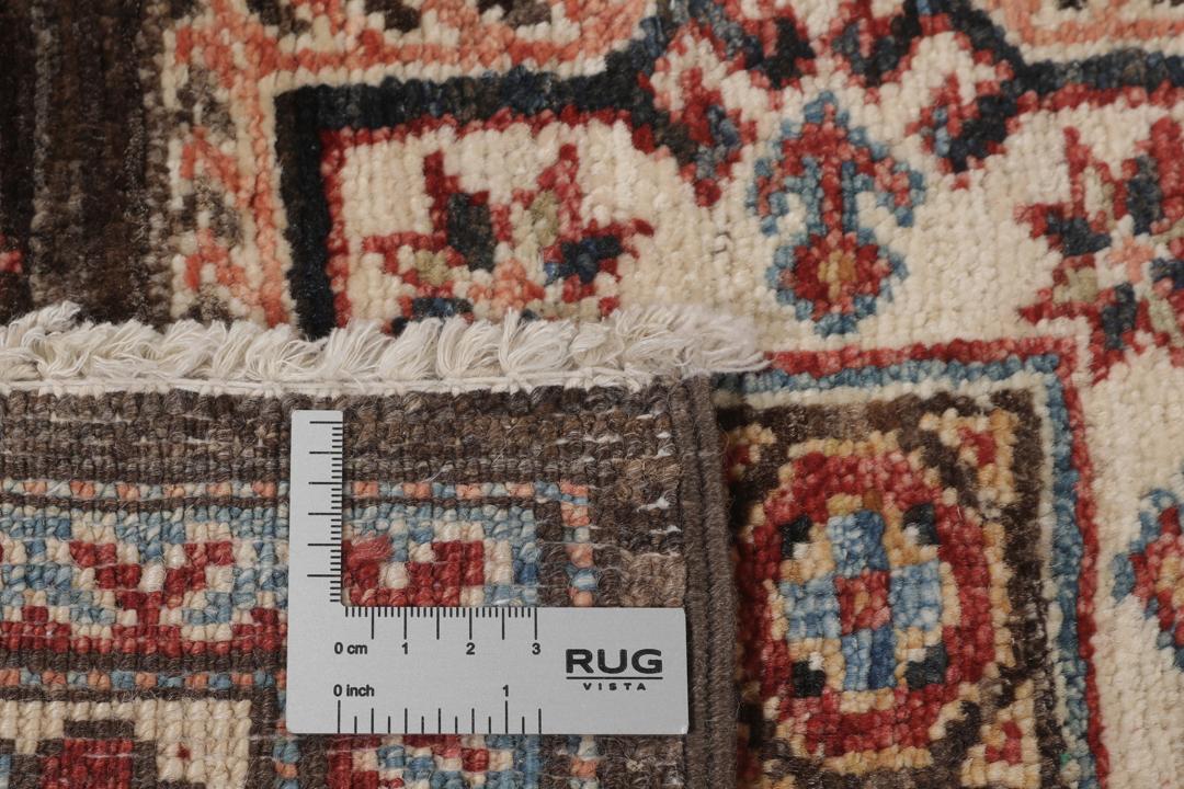 Handgeknoopte Afghaanse Kazak-loper met een bruin veld en geometrische medaillons