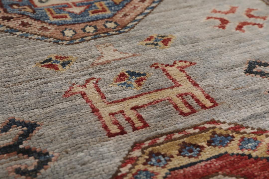 Covor tip pasarelă Kazak înnodat manual din Afganistan cu motive geometrice în nuanțe de gri, albastru și roșu