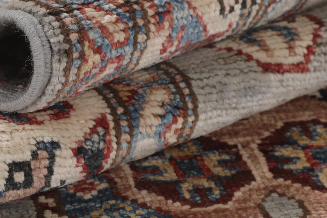 Covor tip pasarelă Kazak înnodat manual din Afganistan cu motive geometrice în nuanțe de gri, albastru și roșu