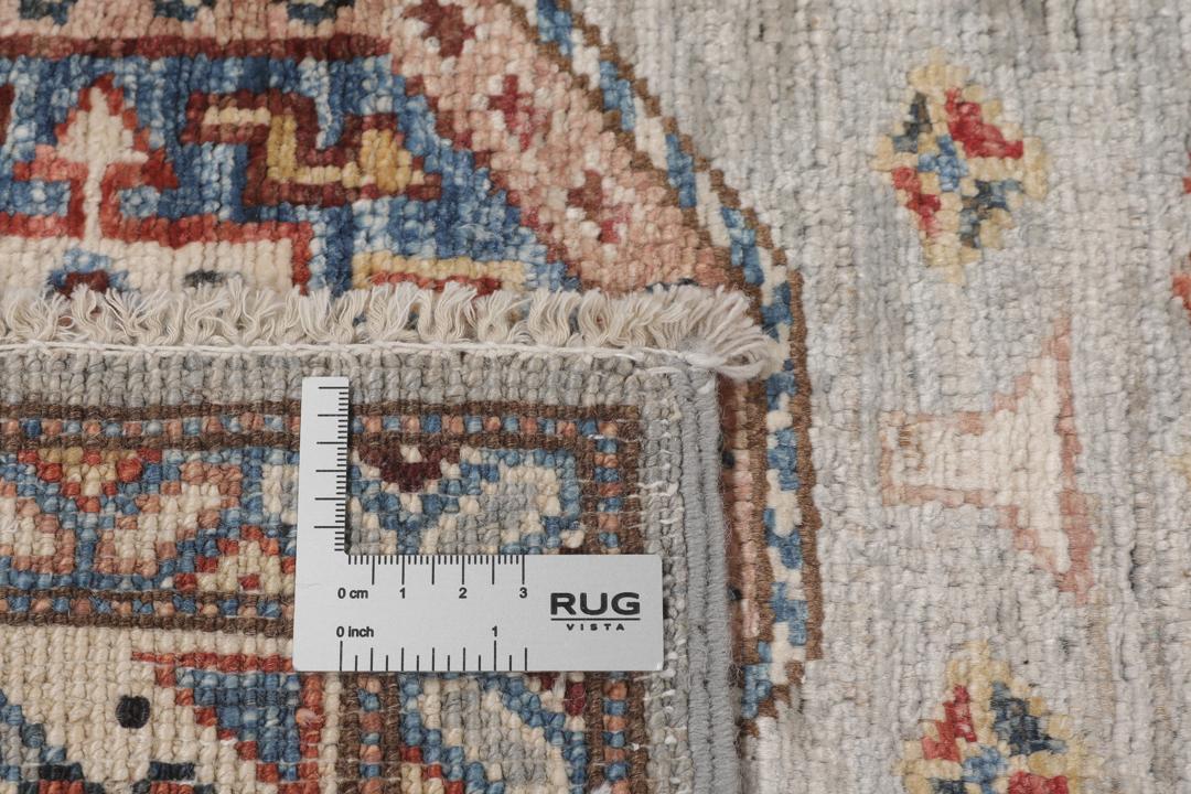 Covor tip pasarelă Kazak înnodat manual din Afganistan cu motive geometrice în nuanțe de gri, albastru și roșu