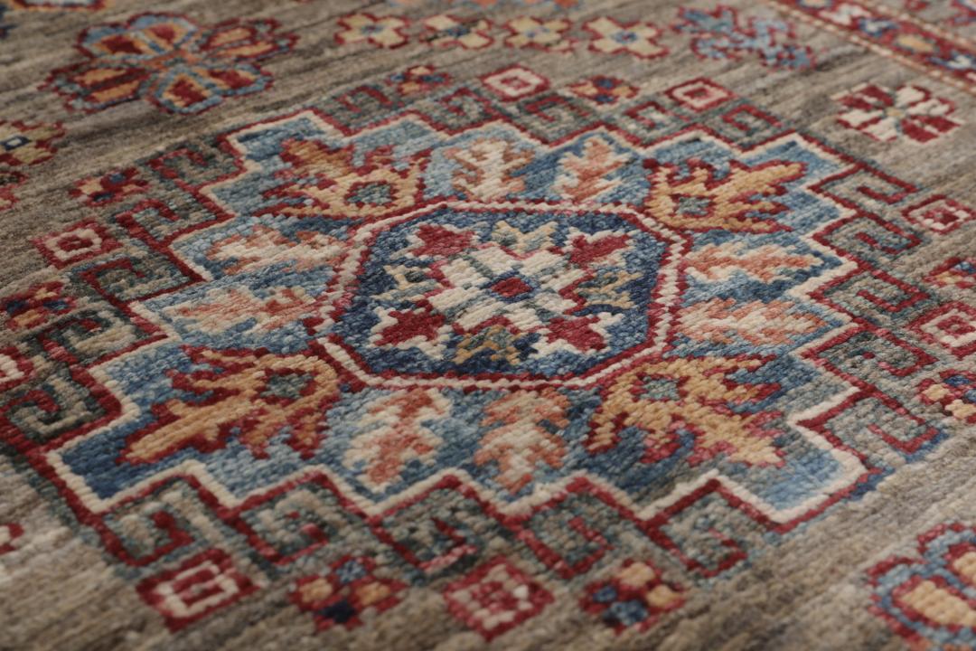 Covor tip pasarelă Kazak înnodat manual din Afganistan, cu medalioane geometrice în tonuri de gri.