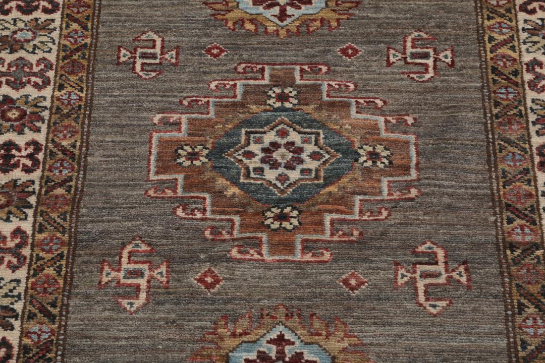 Handgeknoopte Afghaanse Kazak-loper met een grijs veld en geometrische patronen