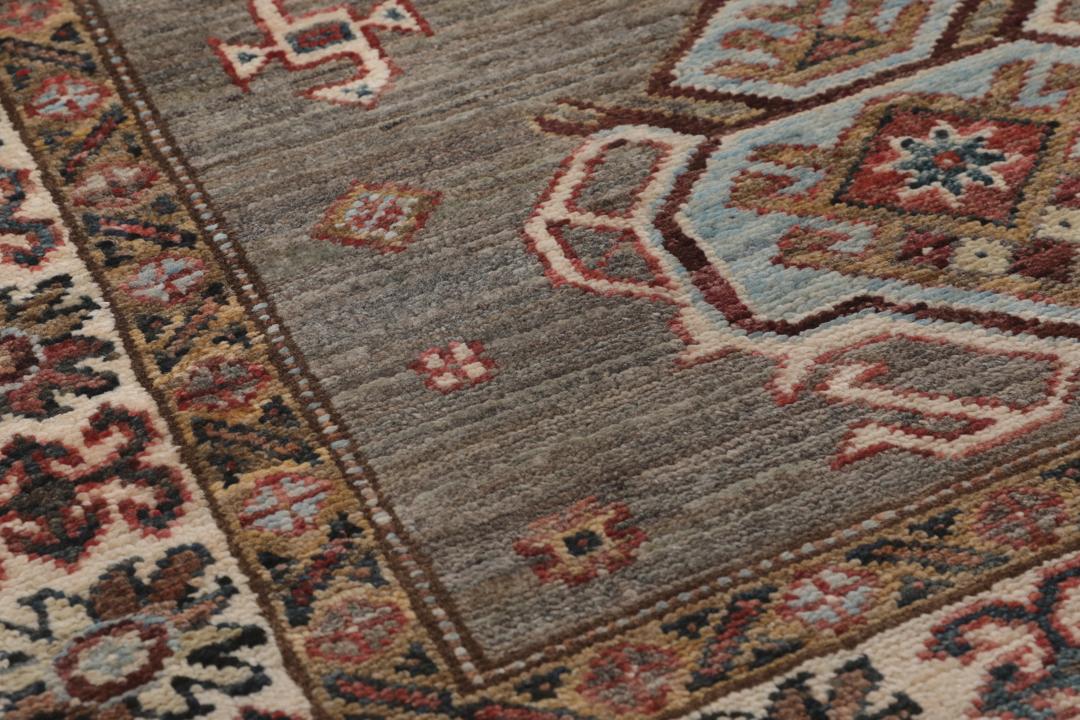 Handgeknoopte Afghaanse Kazak-loper met een grijs veld en geometrische patronen