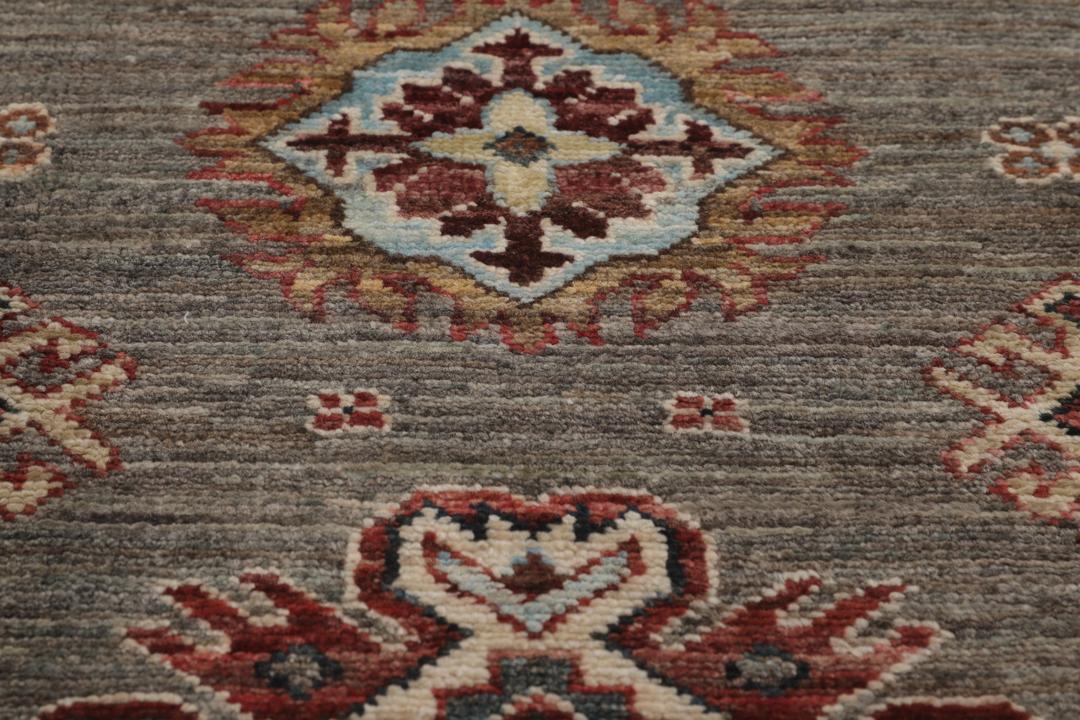 Handgeknoopte Afghaanse Kazak-loper met een grijs veld en geometrische patronen