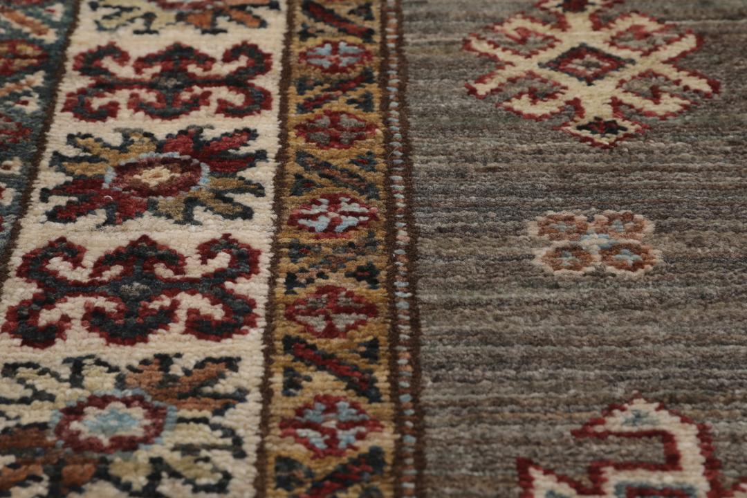 Handgeknoopte Afghaanse Kazak-loper met een grijs veld en geometrische patronen