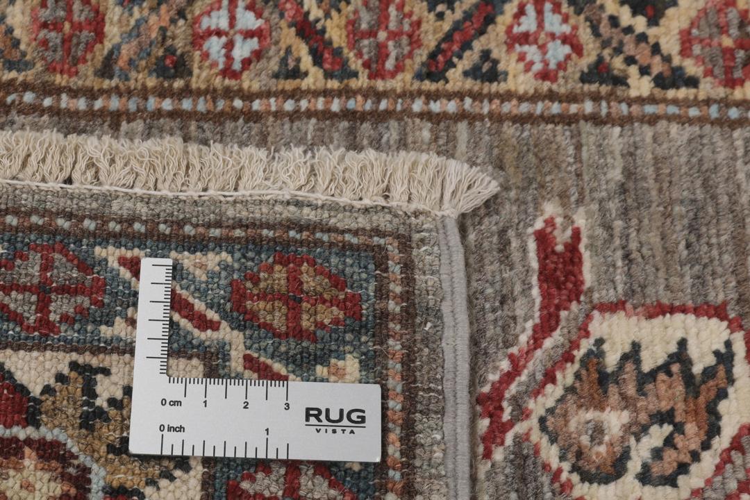 Handgeknoopte Afghaanse Kazak-loper met een grijs veld en geometrische patronen