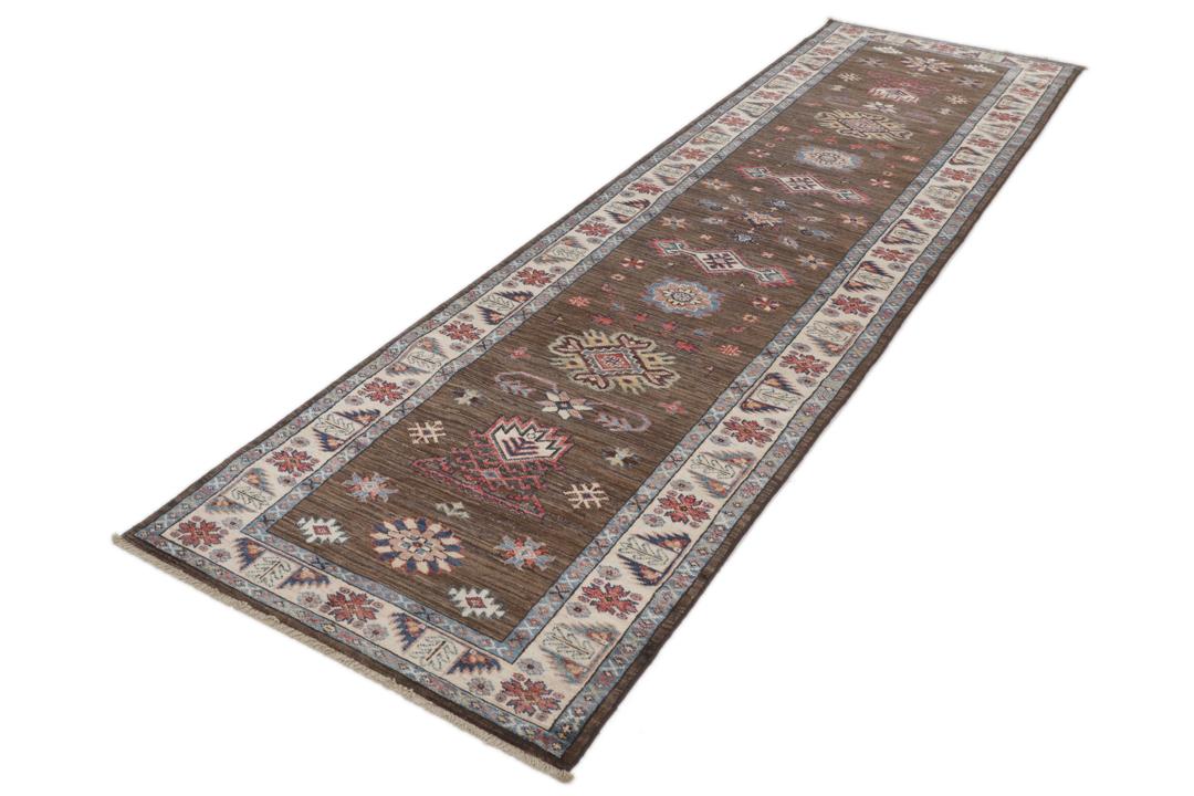 Un tapis Kazak afghan noué à la main avec un champ marron et des motifs tribaux géométriques.