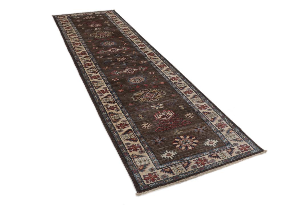 Un tapis Kazak afghan noué à la main avec un champ marron et des motifs tribaux géométriques.
