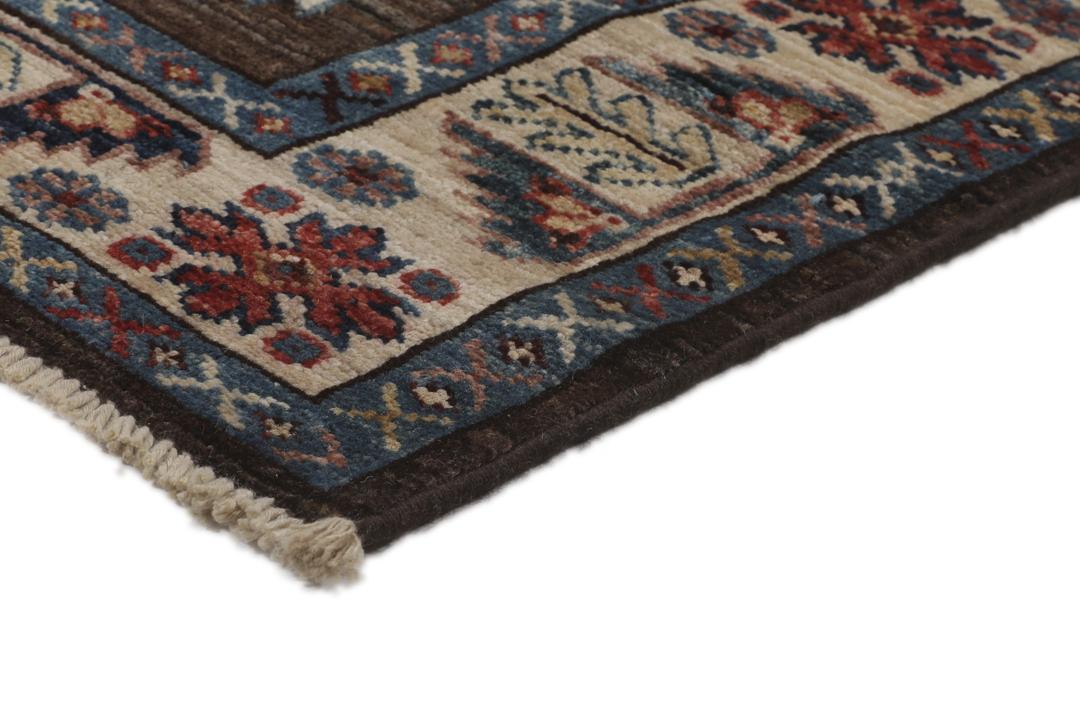Un tapis Kazak afghan noué à la main avec un champ marron et des motifs tribaux géométriques.