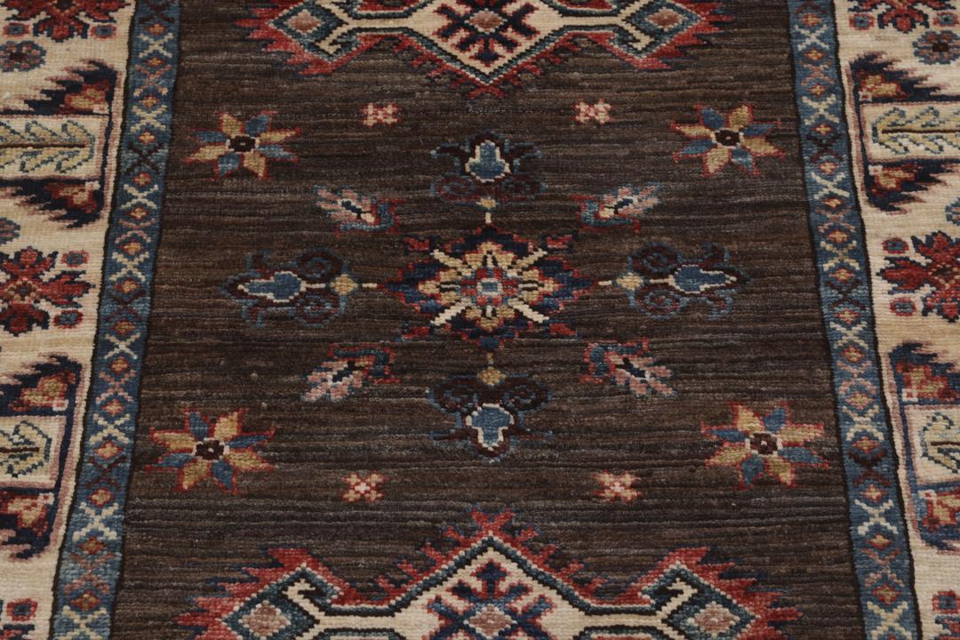 Un tapis Kazak afghan noué à la main avec un champ marron et des motifs tribaux géométriques.