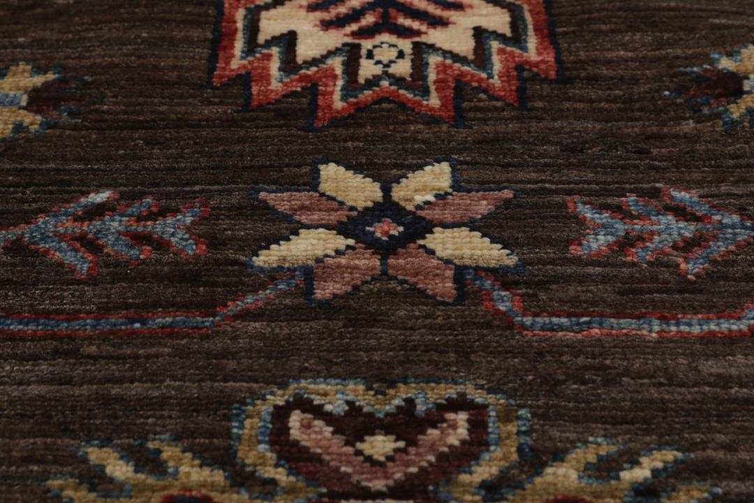 Un tapis Kazak afghan noué à la main avec un champ marron et des motifs tribaux géométriques.