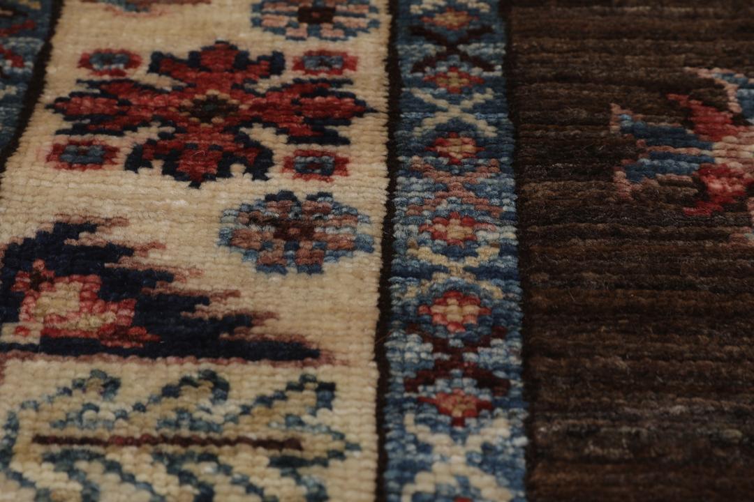 Un tapis Kazak afghan noué à la main avec un champ marron et des motifs tribaux géométriques.