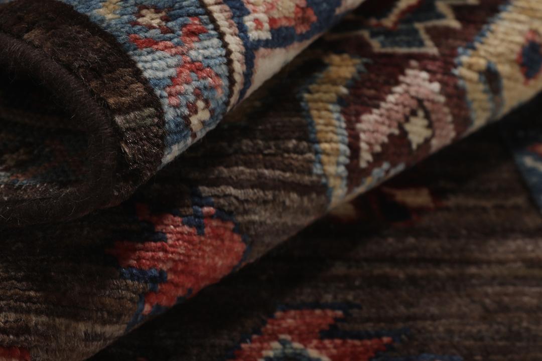 Un tapis Kazak afghan noué à la main avec un champ marron et des motifs tribaux géométriques.