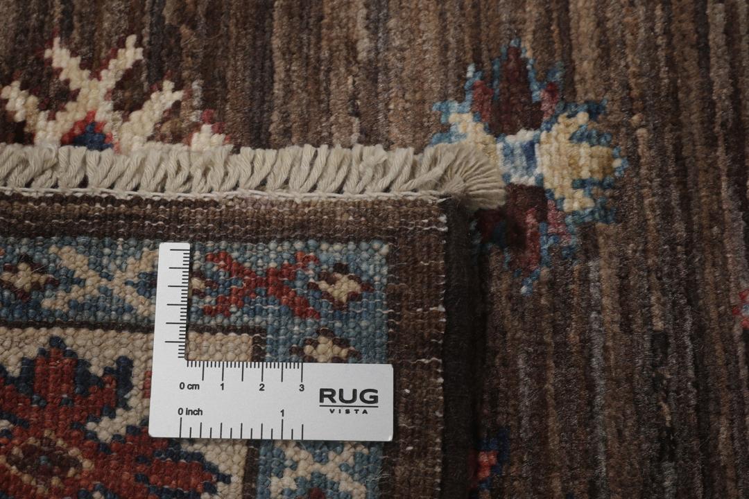 Un tapis Kazak afghan noué à la main avec un champ marron et des motifs tribaux géométriques.