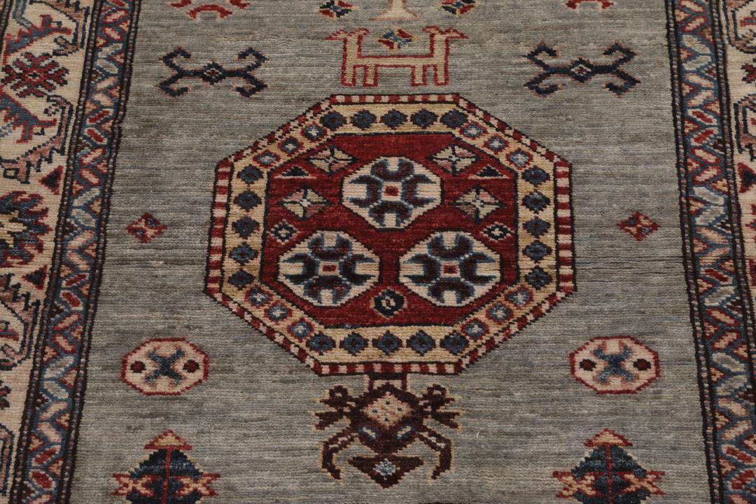 Runner afgan înnodat manual cu medalioane geometrice pe fundal gri