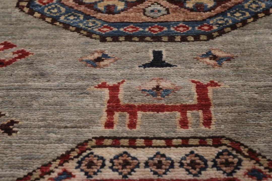 Runner afgan înnodat manual cu medalioane geometrice pe fundal gri