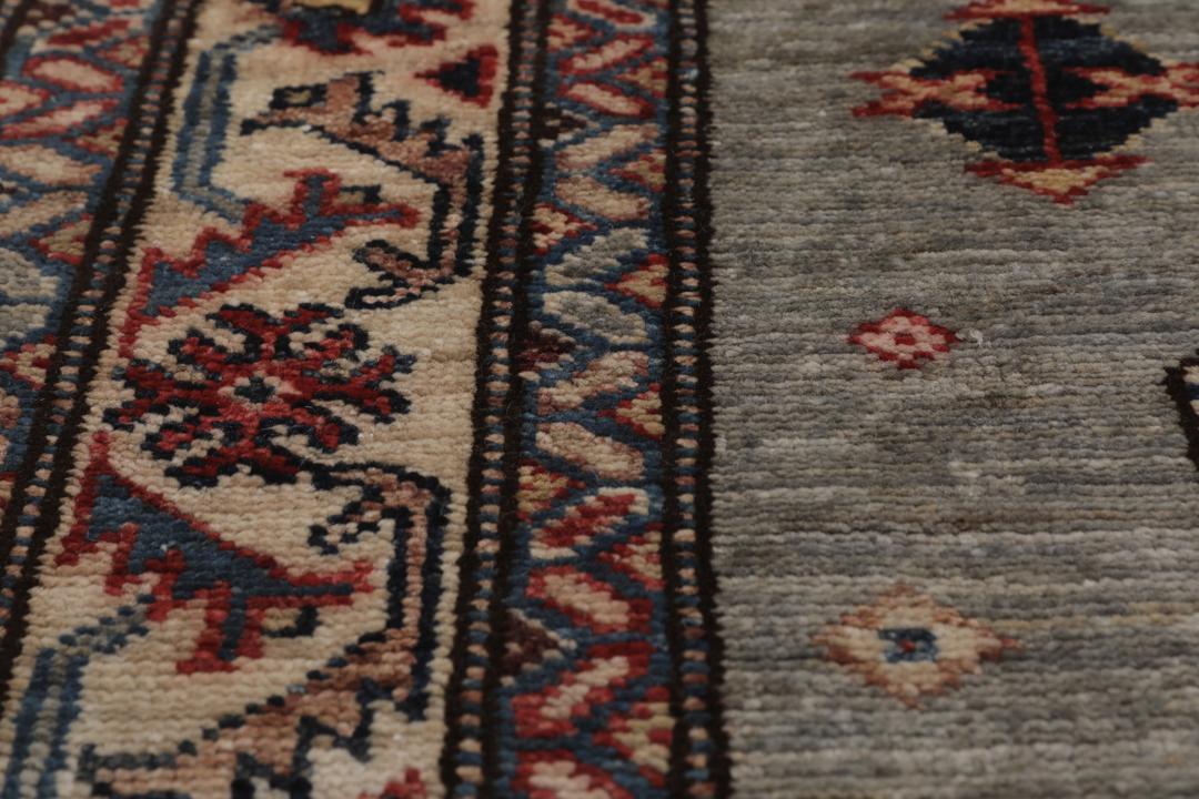 Runner afgan înnodat manual cu medalioane geometrice pe fundal gri