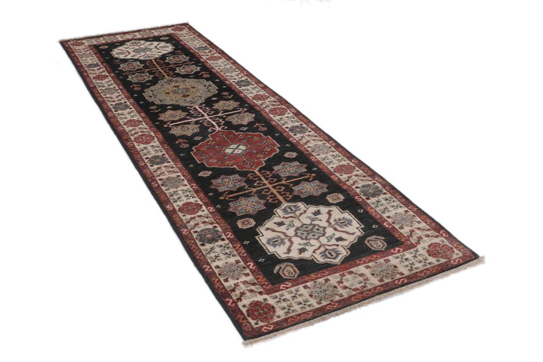 Tapis Kazak noué à la main originaire d'Afghanistan avec un champ bleu foncé et des motifs géométriques